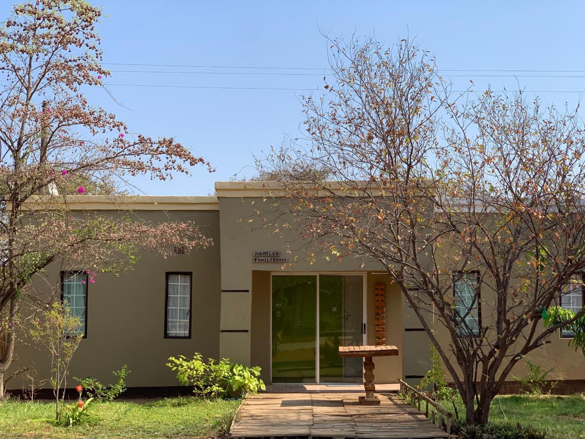 Jungle Breeze Home Stay 카사네 외부 사진